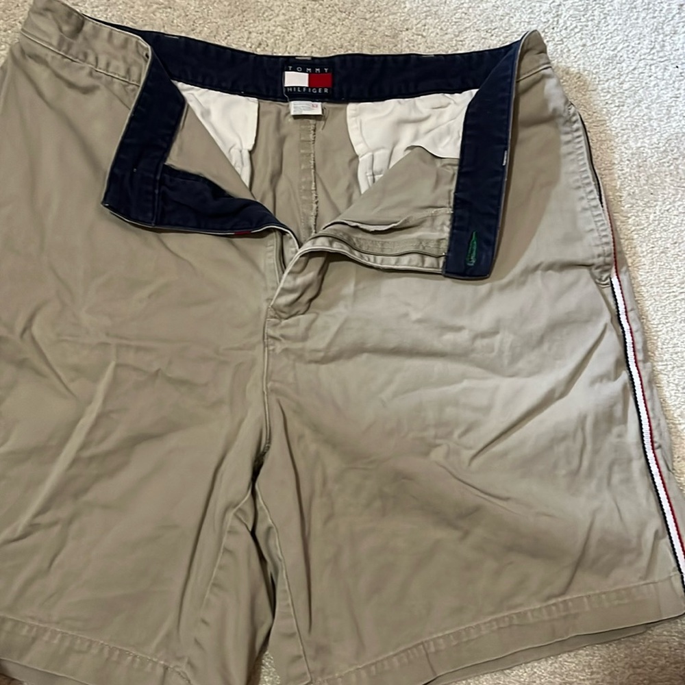 Men’s Khaki short with stripe detail